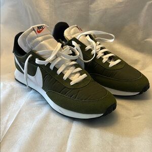 Nike Men’s Green and White Sneakers - size 10